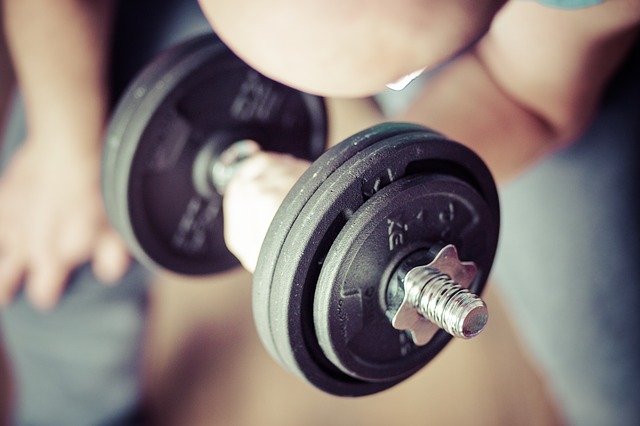 trainen met dumbbells