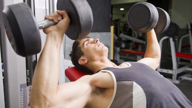 borst trainen: dumbbell chest press